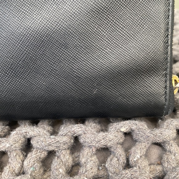 PRADA NERO SAFFIANO LUX WALLET LEATHER IN GOOD CONDITION. ONLY A COUPLE SCUFFS - Picture 4 of 16